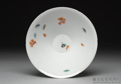 图片[2]-Bowl with lobed rim and wucai polychrome decoration of plum blossoms and butterflies, Ming dynasty, Chenghua reign (1495-1487)-China Archive